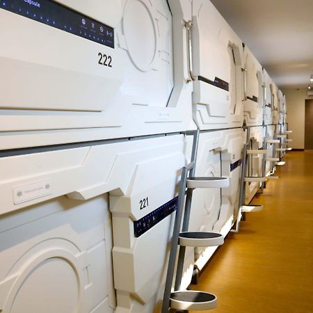 Whiz Capsule Hotel Thamrin Giacarta Esterno foto