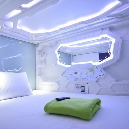 Whiz Capsule Hotel Thamrin Giacarta Esterno foto