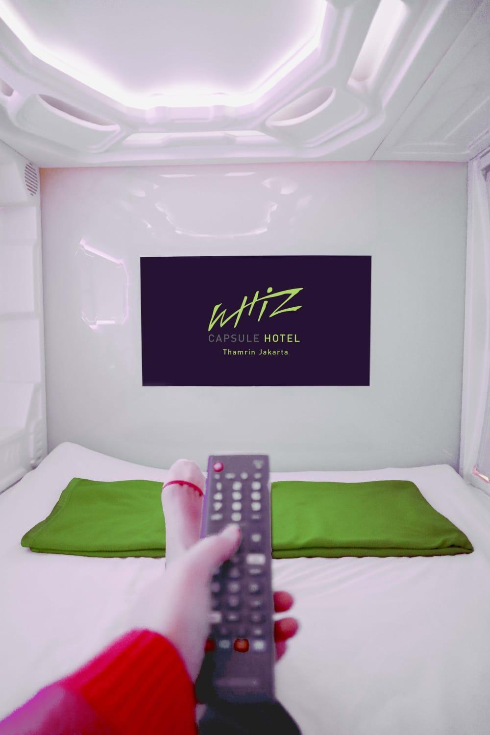 Whiz Capsule Hotel Thamrin Giacarta Esterno foto