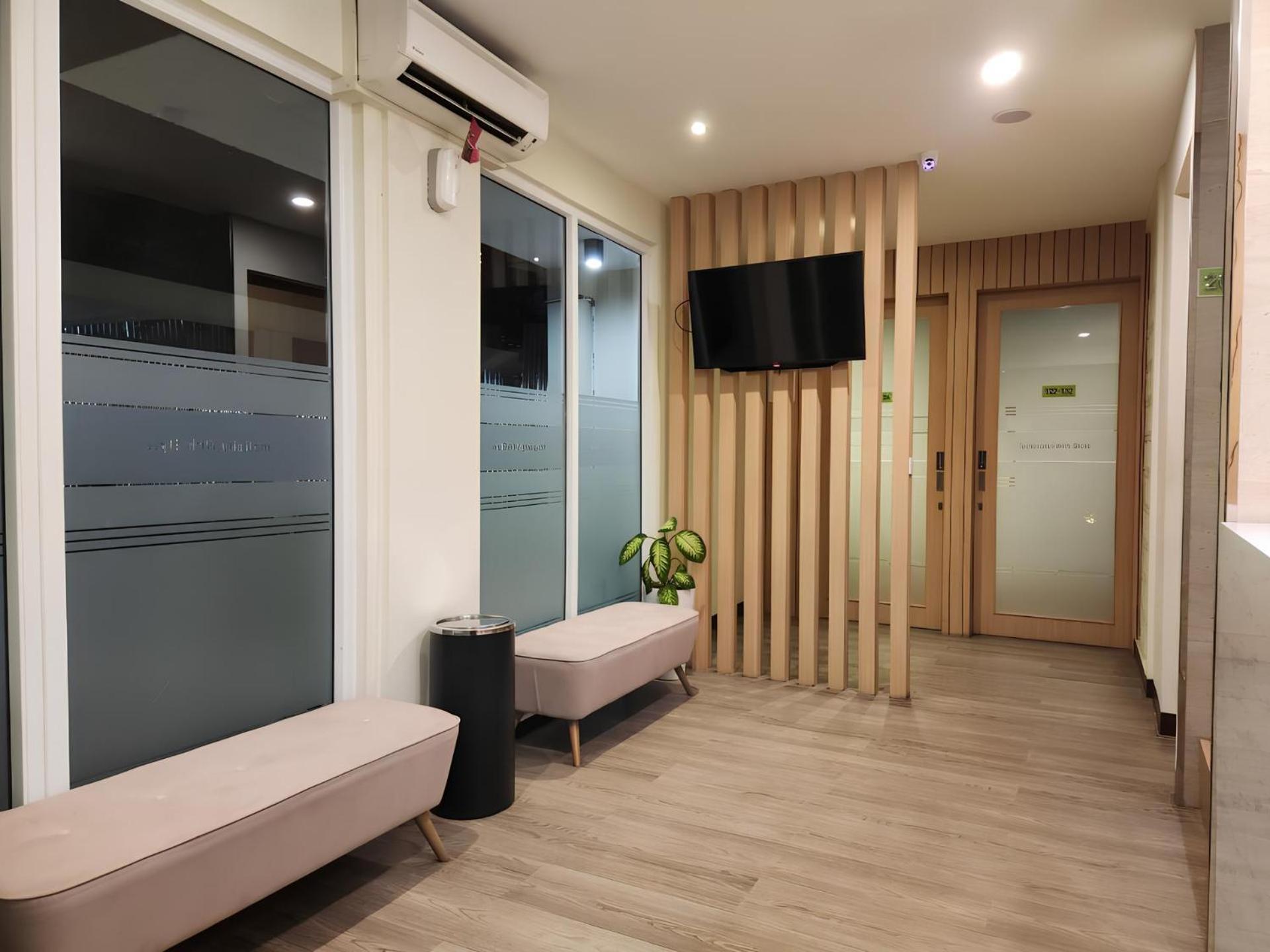Whiz Capsule Hotel Thamrin Giacarta Esterno foto