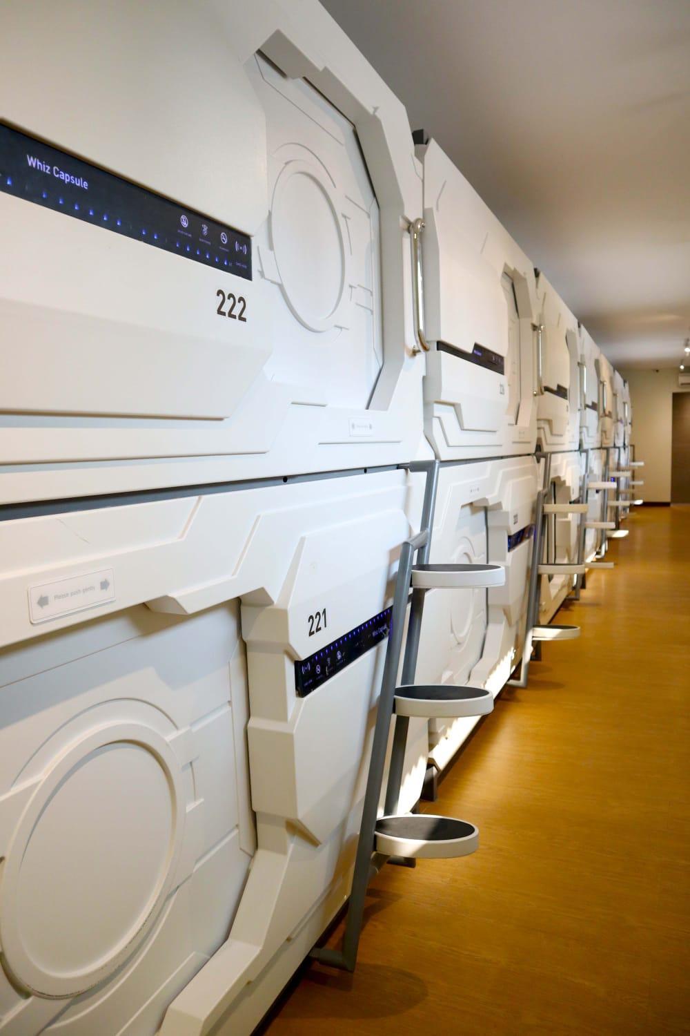 Whiz Capsule Hotel Thamrin Giacarta Esterno foto