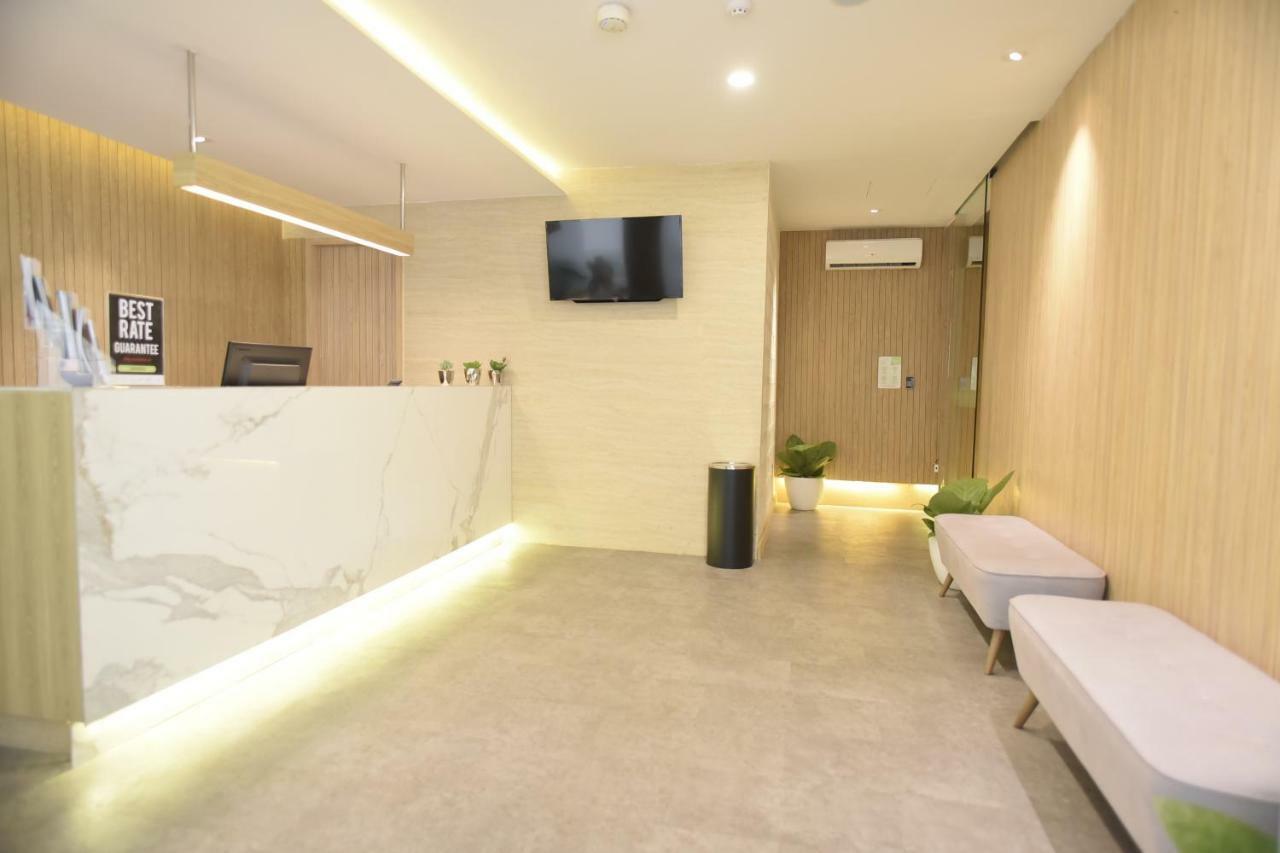 Whiz Capsule Hotel Thamrin Giacarta Esterno foto