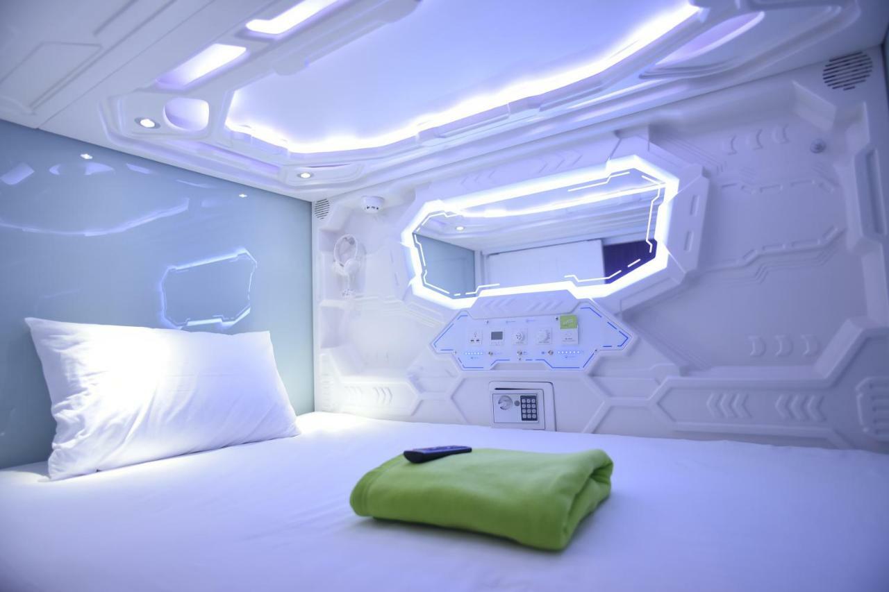 Whiz Capsule Hotel Thamrin Giacarta Esterno foto