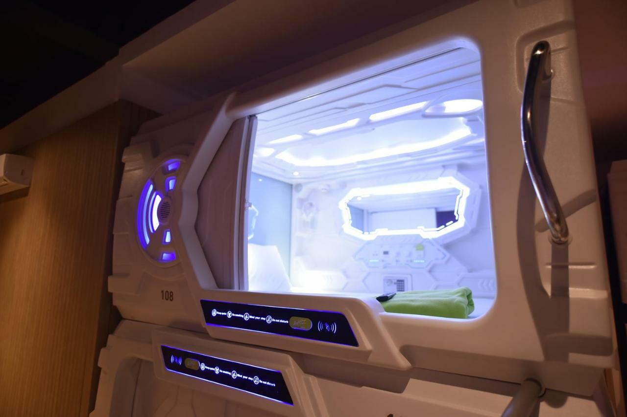Whiz Capsule Hotel Thamrin Giacarta Esterno foto