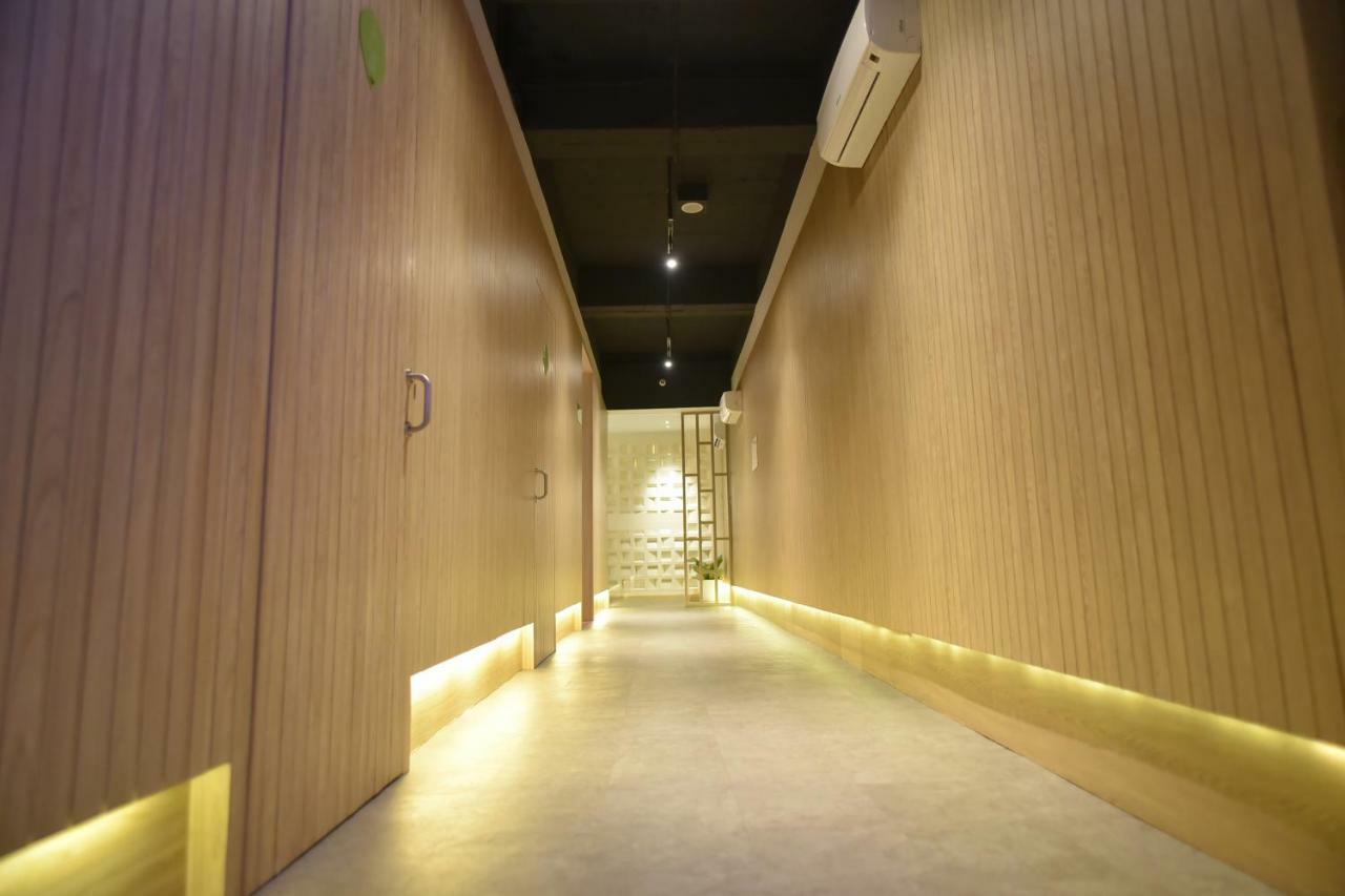 Whiz Capsule Hotel Thamrin Giacarta Esterno foto